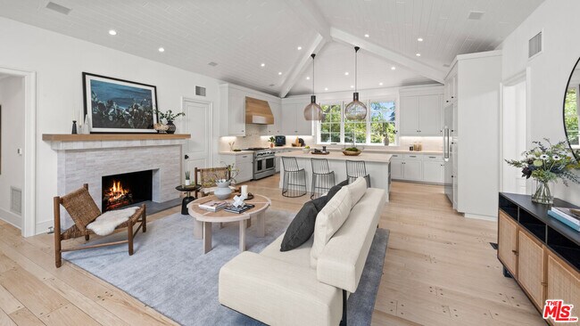 1330 N Wetherly Dr in Los Angeles, CA - Building Photo - Building Photo