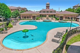 Crest Manor in Lewisville, TX - Foto de edificio - Building Photo