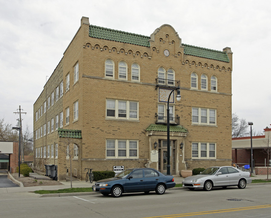 Stratford Apartments in Milwaukee, WI - Building Photo