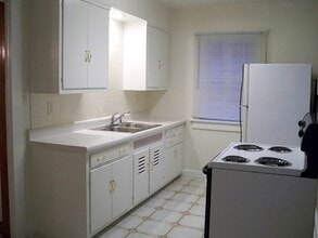 331 W Cedar St, Unit Apt 2 in Springfield, IL - Building Photo - Building Photo