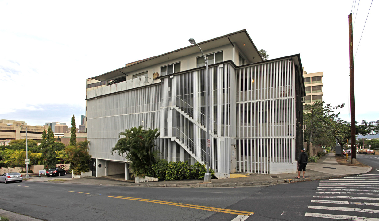 Queen's Medical Center Clark Apartments in Honolulu, HI - Building Photo