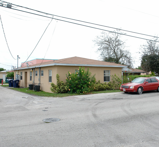 2247 Simms St in Hollywood, FL - Building Photo - Building Photo