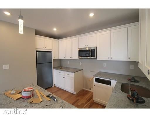 182 Ash St in Waltham, MA - Building Photo - Building Photo