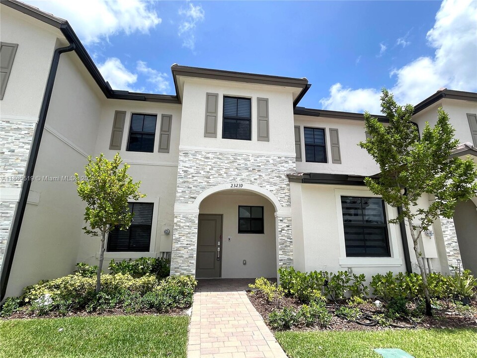 23239 SW 129th Path in Miami, FL - Building Photo