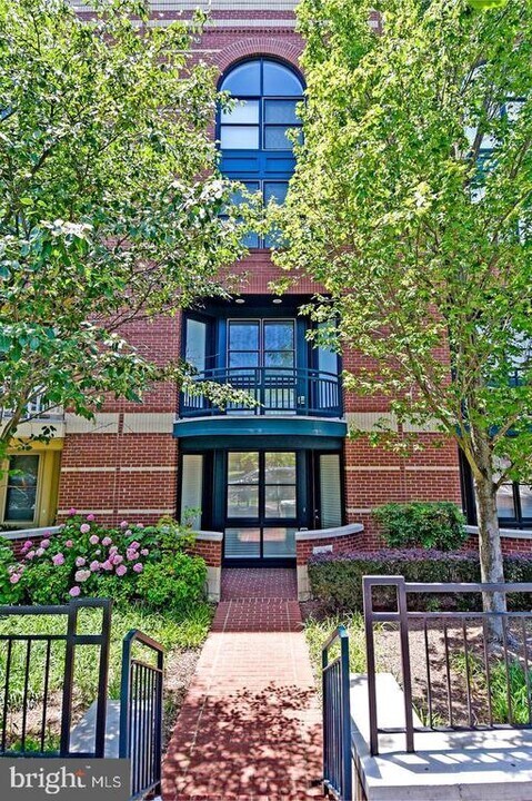 1628 N Rhodes St in Arlington, VA - Building Photo