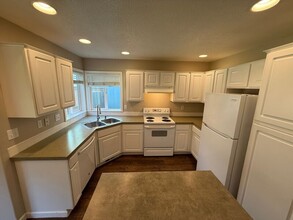 3911 Pringle Creek Ct SE in Salem, OR - Building Photo - Building Photo