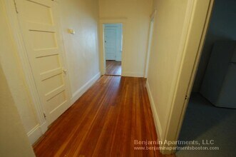 1375 Commonwealth Ave, Unit 11 in Boston, MA - Building Photo - Building Photo