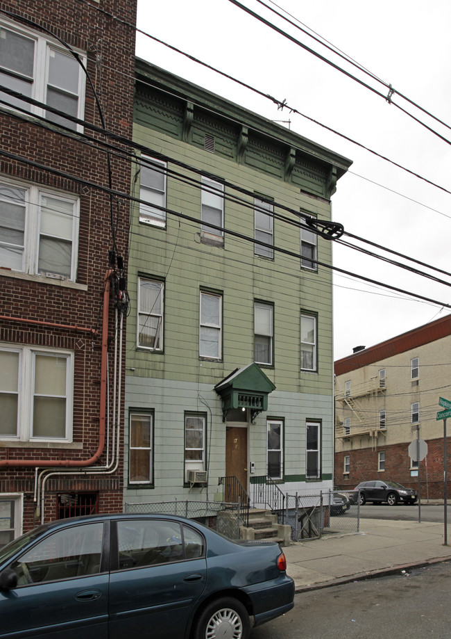 17 Hopkins Ave in Jersey City, NJ - Building Photo - Building Photo