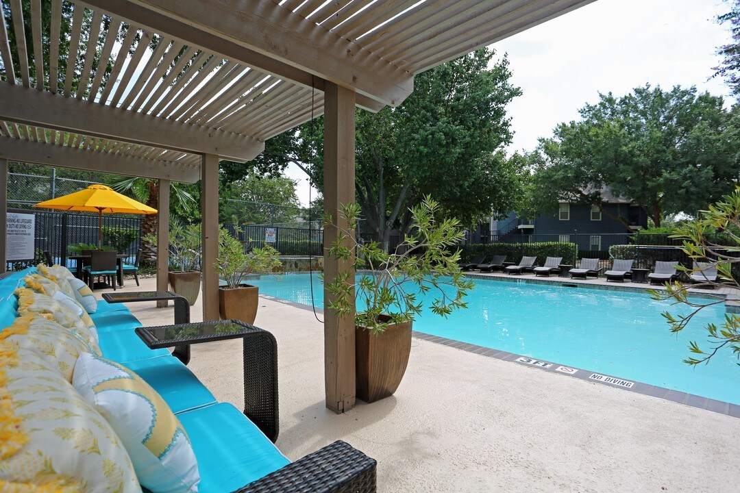 SoNA Apartments in Austin, TX - Building Photo