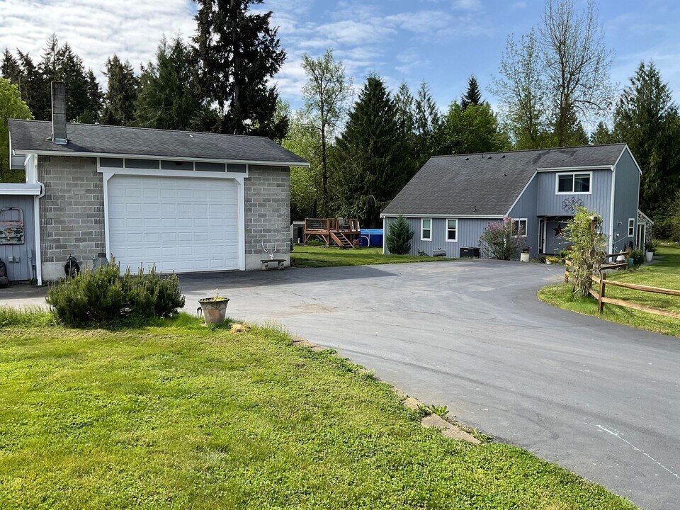 14628 Lawrence Lake Rd SE in Yelm, WA - Building Photo