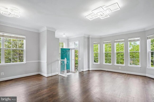 2557 James Monroe Cir