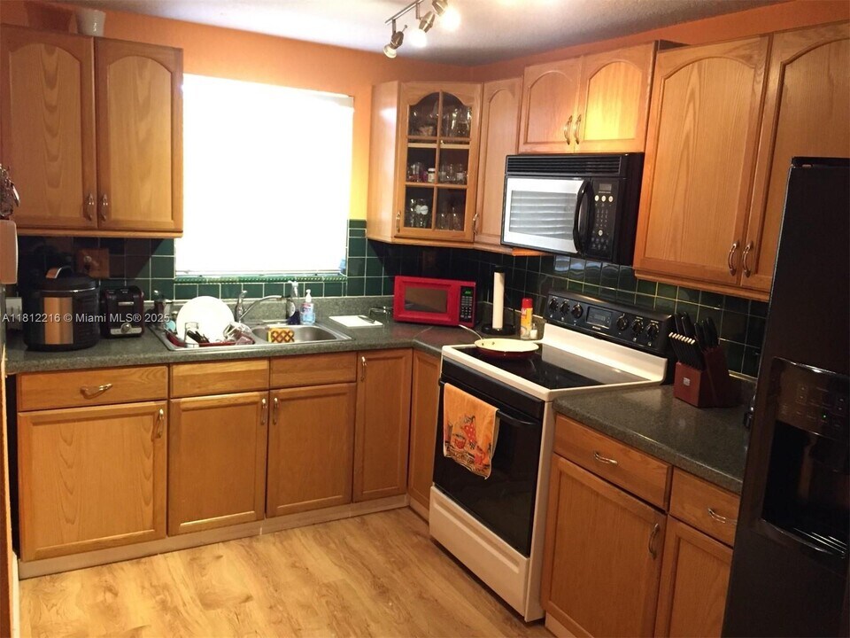 4202 W 10th Ln in Hialeah, FL - Building Photo
