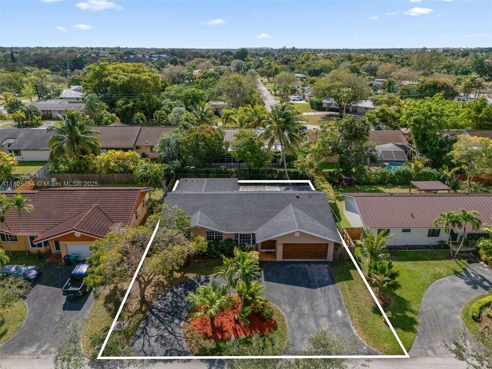 9034 SW 163rd Ter in Palmetto Bay, FL - Building Photo