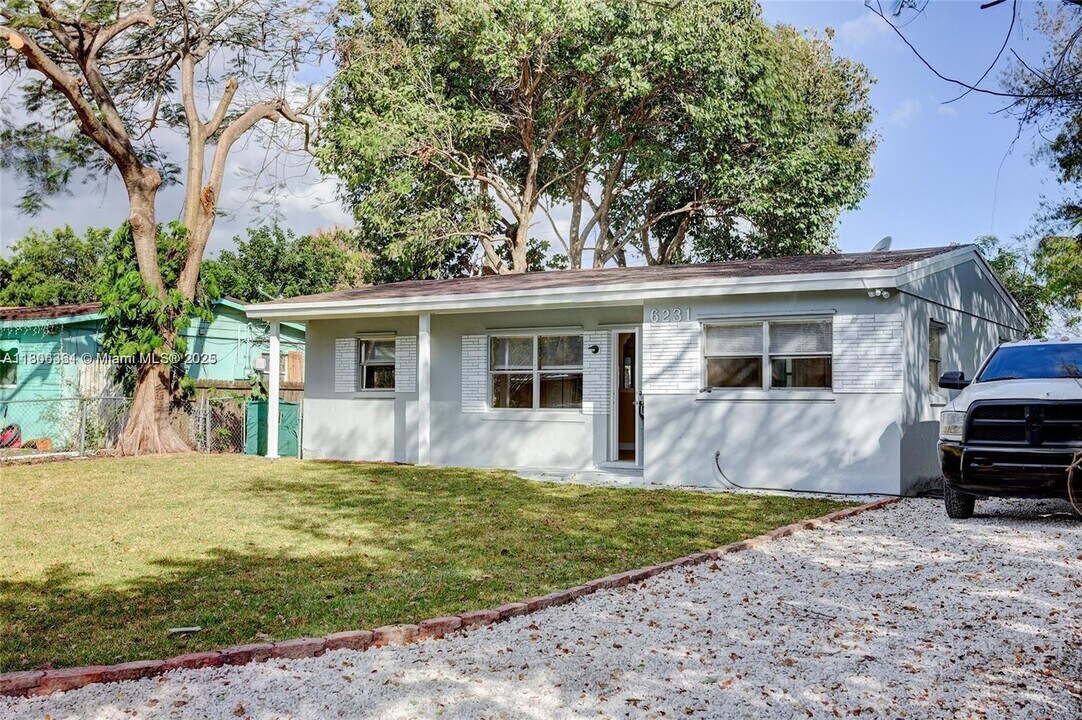 6231 Hayes St in Hollywood, FL - Building Photo