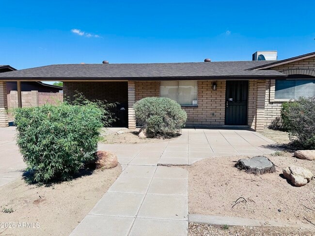 property at 1042 W Devonshire St