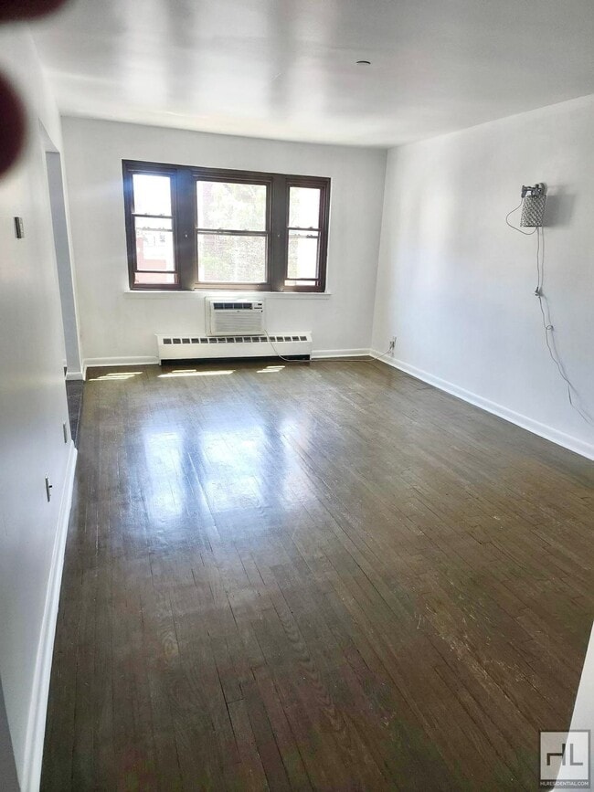 44 STREET, Unit 2A in Queens, NY - Foto de edificio - Building Photo