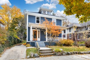 240 Calkins Ave SE in Grand Rapids, MI - Building Photo