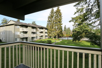 Bluffs at Evergreen in Everett, WA - Building Photo - Building Photo