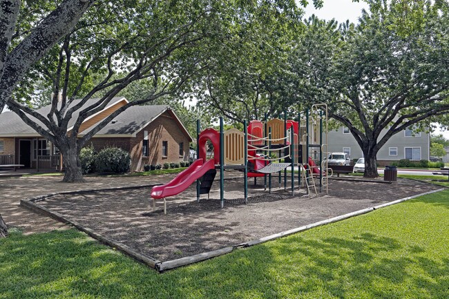 Foxfire Apartments in Round Rock, TX - Building Photo - Building Photo