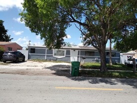 1011 NW 195th St, Unit Unit 4 in Miami, FL - Building Photo