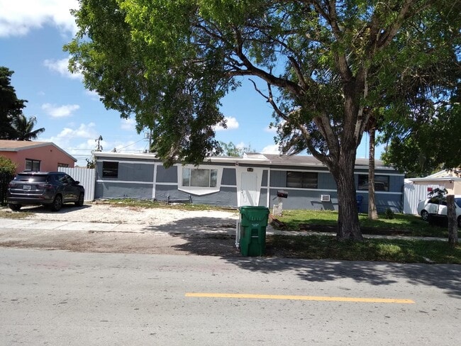 1011 NW 195th St, Unit Unit 4