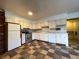 824 W Wayne St in Muncie, IN - Building Photo