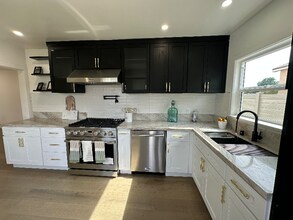 16913 Covello St in Los Angeles, CA - Foto de edificio - Building Photo