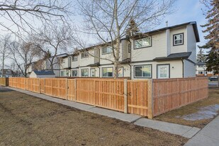 900 Robert Rd NE in Calgary, AB - Building Photo