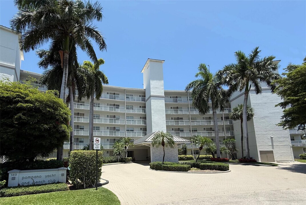140 NE 28th Ave in Pompano Beach, FL - Foto de edificio