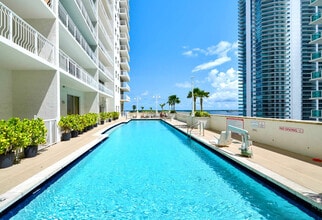 1200 Brickell Bay Dr in Miami, FL - Building Photo - Building Photo