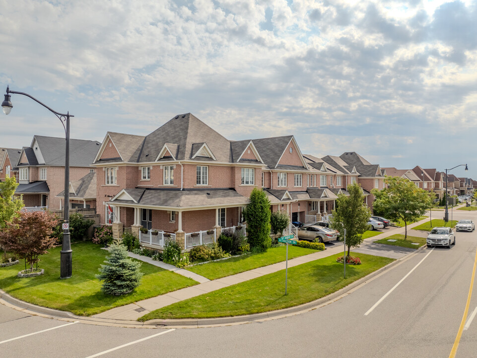 89 Sky Harbour Dr in Brampton, ON - Building Photo