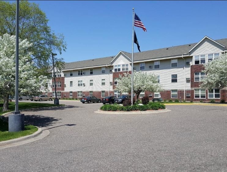 Silver Lake Pointe Senior Apartments (62+) in Mounds View, MN - Foto de edificio