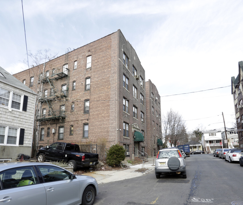 Kelly Parkway Condominiums in Bayonne, NJ - Building Photo