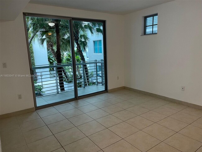 110 Washington Ave, Unit 1412 in Miami Beach, FL - Building Photo - Building Photo