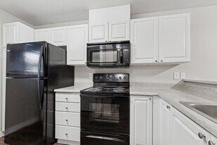 Saratoga in Everett, WA - Building Photo