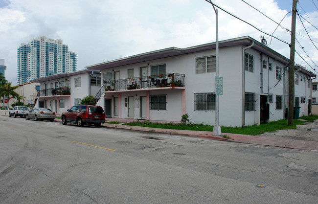 1035-1045 6th St in Miami Beach, FL - Foto de edificio - Building Photo