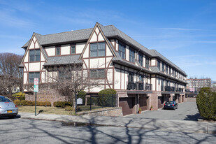 25 Lenox Rd in Rockville Centre, NY - Building Photo