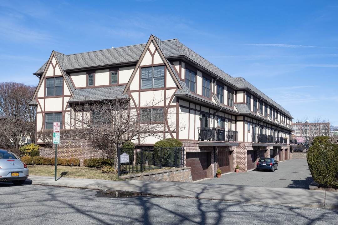 25 Lenox Rd in Rockville Centre, NY - Building Photo