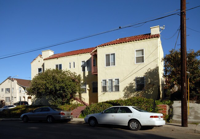 837 White Knoll Dr in Los Angeles, CA - Foto de edificio - Building Photo