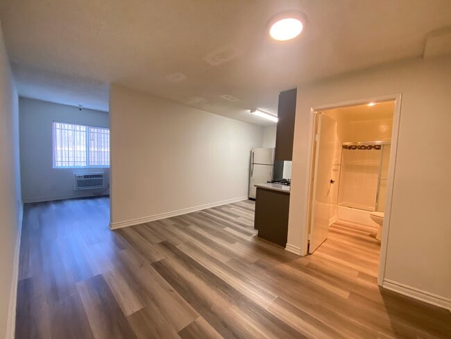 943 Elden Ave, Unit 104 in Los Angeles, CA - Building Photo - Building Photo