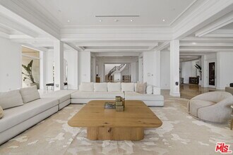 360 Trousdale Pl in Beverly Hills, CA - Building Photo - Building Photo