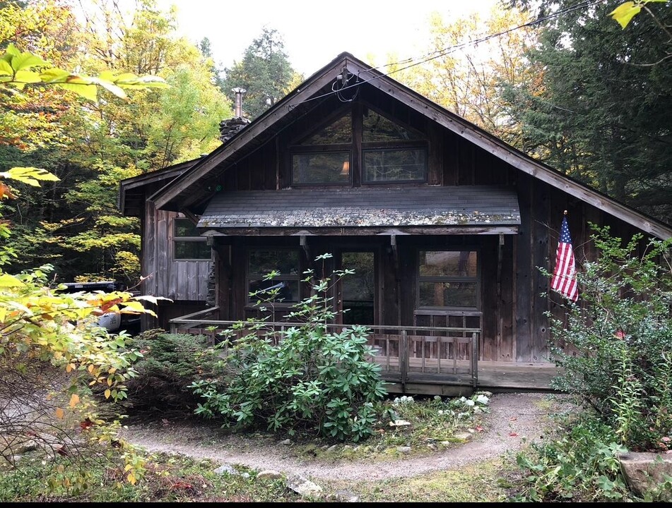 31 Aspen Ln in Winhall, VT - Building Photo