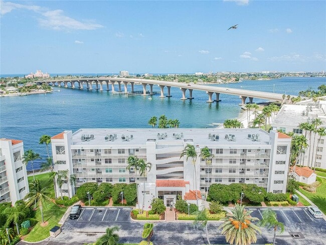 5901 Bahia Del Mar Cir in St. Petersburg, FL - Foto de edificio - Building Photo