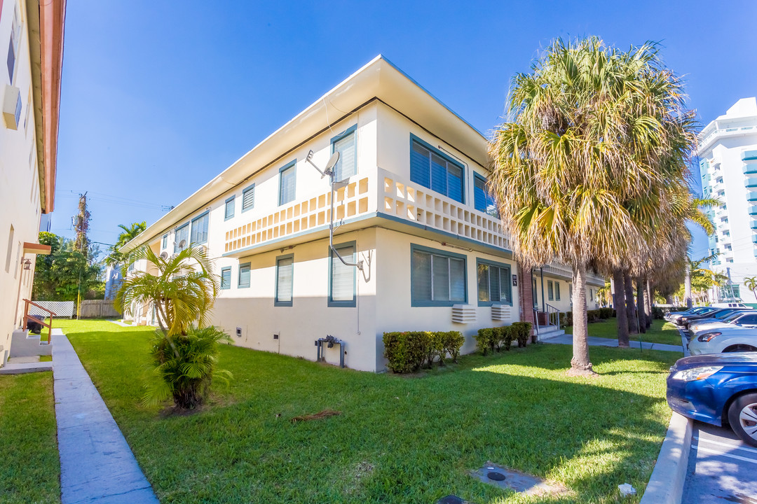 Town and Country Apartments in Bay Harbor Islands, FL - Building Photo