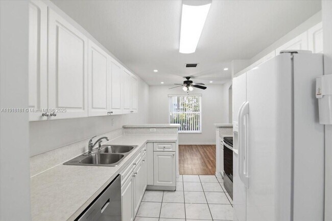 2247 NW 171st Terrace in Pembroke Pines, FL - Building Photo - Building Photo