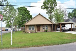 412 Pecan St in Sweeny, TX - Building Photo