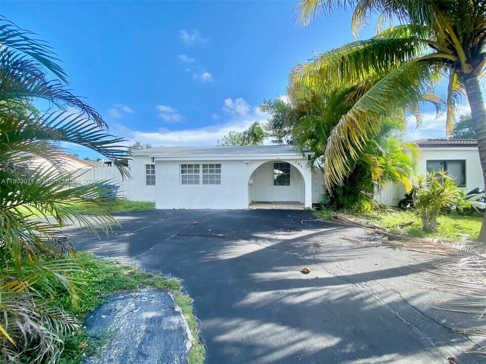 2024 NE 183rd St in North Miami Beach, FL - Building Photo