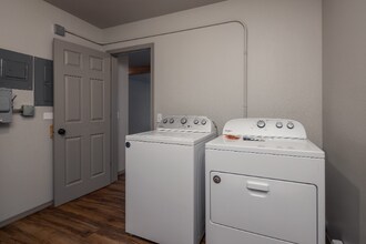 530 S Lake St-Unit -B in Wasilla, AK - Building Photo - Building Photo