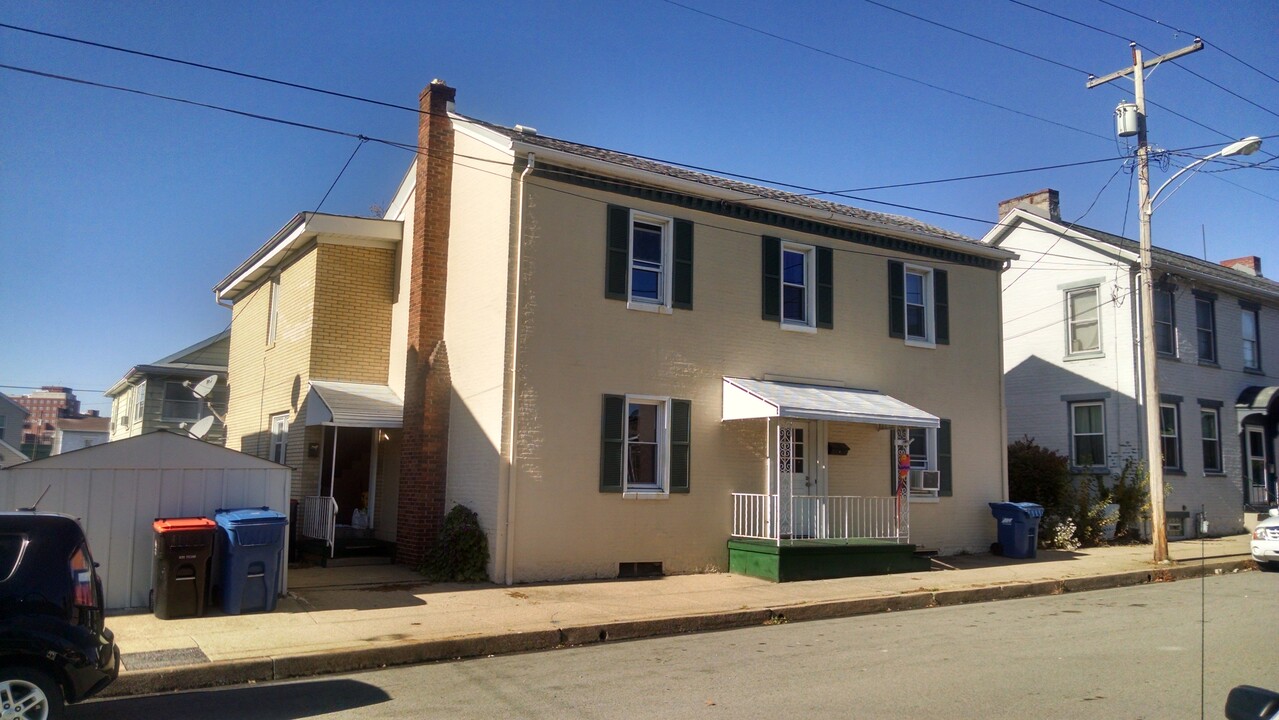 114 Thompson St in Latrobe, PA - Building Photo