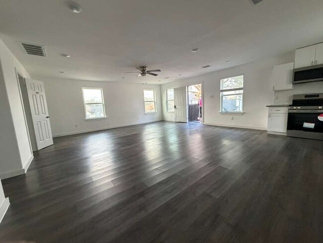 5616 Hollow Pines Dr in Houston, TX - Building Photo - Building Photo